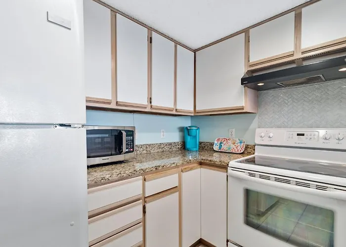 Tropical Winds 403: Beachfront Oasis With Pool And Fitness *